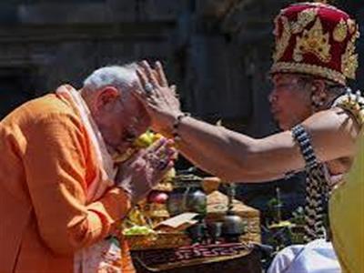 प्रधानमंत्री ने यूनेस्को विश्व धरोहर स्थल प्रंबानन मंदिर परिसर में दर्शन किए