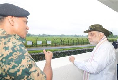 केन्द्रीय गृह एवं सहकारिता मंत्री श्री अमित शाह ने आज पश्चिम बंगाल के सिलीगुड़ी में जूमागाछ बॉर्डर आउटपोस्ट पर सीमा सुरक्षा को और सुदृढ़ करने वाली स्वदेशी और अत्याधुनिक तकनीकों का अवलोकन किया