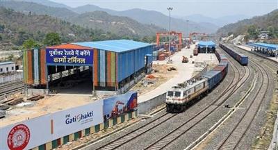 142 नए गति शक्ति कार्गो टर्मिनल के संचालन से  सीमेंट, स्टील, पावर और कृषि क्षेत्रों की ढुलाई लागत में कमी और रेल माल ढुलाई की अधोरचना सशक्त बनी