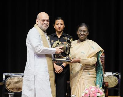 केन्द्रीय गृह एवं सहकारिता मंत्री श्री अमित शाह ने राष्ट्रपति श्रीमती द्रौपदी मुर्मु के साथ बस्तर की सामाजिक परंपराओं के प्रमुख मांझी-चालकी और बस्तर पंडुम के विजेताओं के साथ संवाद किया