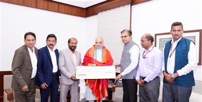 रेप्को बैंक ने आज नई दिल्ली में केन्द्रीय गृह एवं सहकारिता मंत्री श्री अमित शाह को 22.90 करोड रुपये का लाभांश चेक भेंट किया