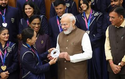प्रधानमंत्री श्री नरेन्द्र मोदी ने राष्ट्रमंडल खेलों के चैंपियनों के साथ बातचीत की