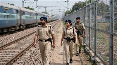 रेलवे ट्रैक के 19,700 किलोमीटर हिस्से पर सुरक्षा बाड़ लगाई गई है ताकि अनधिकृत प्रवेश को रोका जा सके और ट्रेनों का सुरक्षित संचालन सुनिश्चित किया जा सके