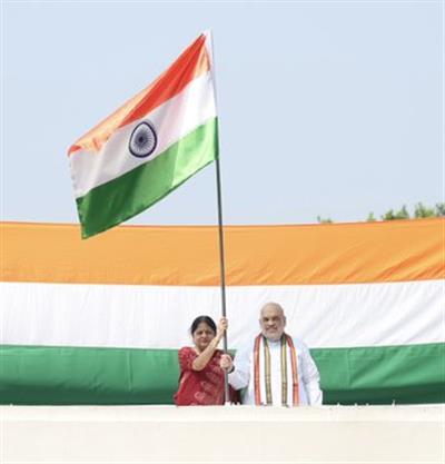 केन्द्रीय गृह एवं सहकारिता मंत्री श्री अमित शाह ने नई दिल्ली स्थित अपने आवास पर ‘हर घर तिरंगा’ अभियान के तहत तिरंगा फहराया