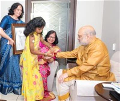 केन्द्रीय गृह एवं सहकारिता मंत्री श्री अमित शाह ने आज अहमदाबाद में अपने संसदीय क्षेत्र की टाइप-1 डायबिटीज से पीड़ित बेटियों के साथ रक्षाबंधन का पावन पर्व मनाया