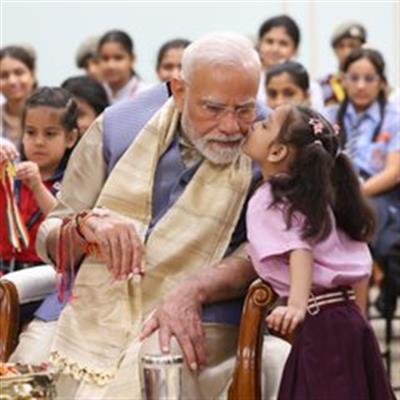 प्रधानमंत्री ने 7, लोक कल्याण मार्ग पर आयोजित रक्षा बंधन समारोह की झलकियां साझा कीं