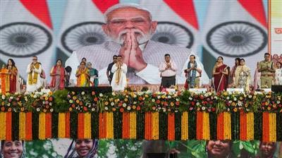 प्रधानमंत्री श्री नरेन्द्र मोदी ने पश्चिम बंगाल में अन्नपूर्णा योजना के तहत किस्त जारी करने के दौरान एक सभा को संबोधित किया
