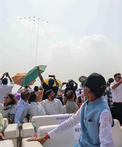 सूर्यकिरण एरोबैटिक टीम का पहली बार मेरठ के आसमान में हवाई करतब प्रदर्शन 