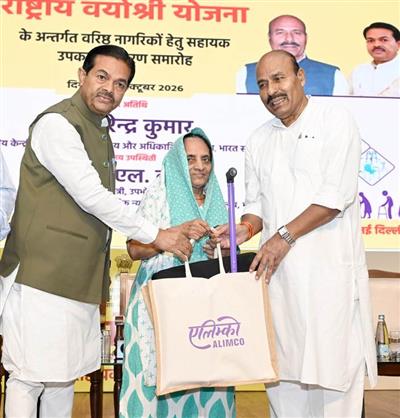 केंद्रीय मंत्री डॉ. वीरेंद्र कुमार और श्री बी. एल. वर्मा ने 'राष्ट्रीय वयोश्री योजना' के तहत दिल्ली-एनसीआर में 114 वरिष्ठ नागरिकों को 10 लाख रुपये से अधिक मूल्य के 662 सहायक उपकरण वितरित किए