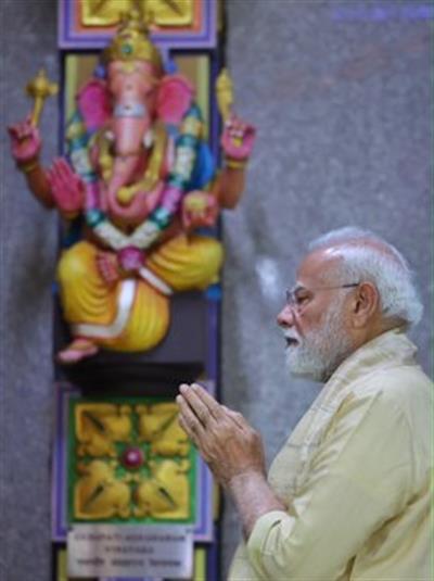 प्रधानमंत्री ने श्री विनायक मंदिर में पूजा-अर्चना की