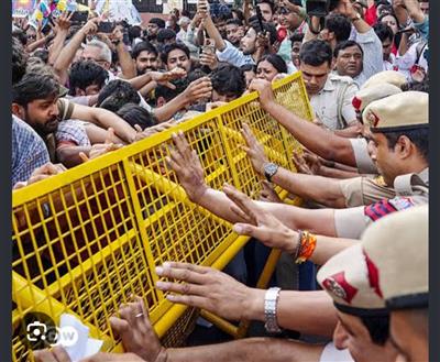 जंतर-मंतर पर पर्दा गिरा? मुख्य चुनाव आयुक्त विवाद की आंच में दिल्ली पुलिस का बड़ा दांव, अब कहां गूंजेगी विरोध की आवाज़?   