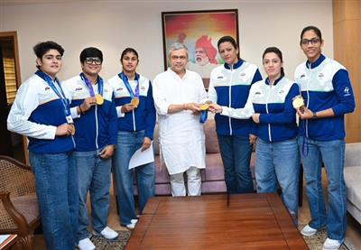 केंद्रीय मंत्री अश्विनी वैष्णव ने रेल भवन में एशियाई खेल 2026 में स्वर्ण पदक विजेता भारतीय महिला कबड्डी टीम से मुलाकात की