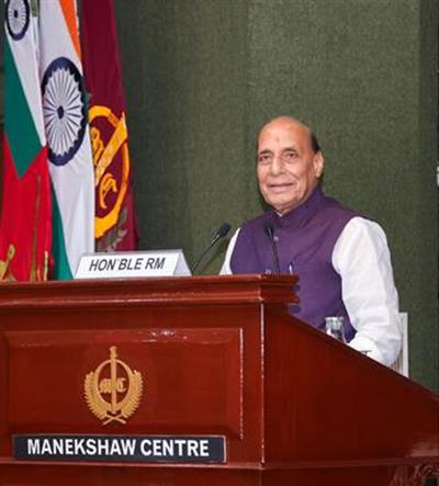 रक्षा मंत्री ने सेना कमांडरों से कहा: दीर्घकालिक रणनीतिक दृष्टिकोण अपनाएं और वर्तमान तथा उभरती हुई चुनौतियों से निपटने के लिए पूरी तरह तैयार रहें
