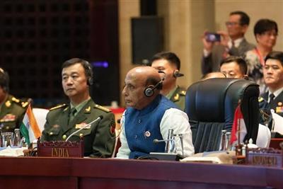 रक्षा मंत्री ने 13वीं आसियान रक्षा मंत्रियों की बैठक-प्लस से इतर सिंगापुर के रक्षा मंत्री के साथ द्विपक्षीय वार्ता की