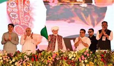 प्रधानमंत्री श्री नरेन्द्र मोदी ने गुजरात के बनासकांठा में 14,000 करोड़ रुपये से ज्यादा के राष्ट्रीय विकास परियोजना का शिलान्यास, उद्घाटन और लोकार्पण किया